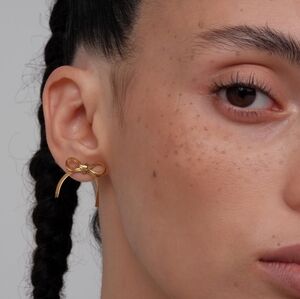 NWOT Anthropologie Gold Snake Chain Bow Earrings (1009)